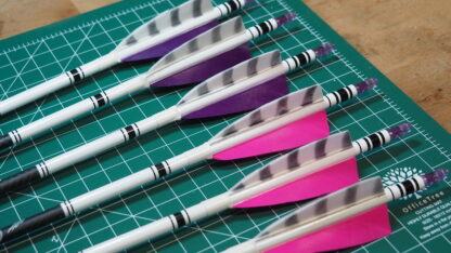 Nijora "Tokala M" (±.003) - (.245) Komplettpfeil - Violett/Rosa (mit Spitze)